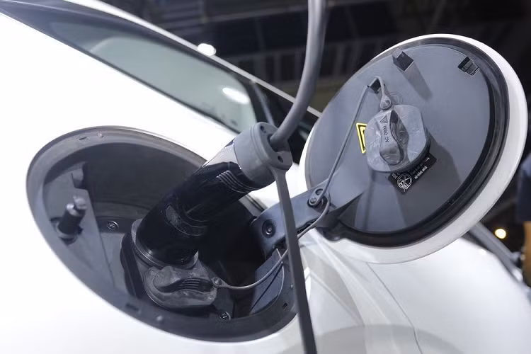 Sở dĩ Haval H6 PHEV 2022 có chế độ thuần điện vì mẫu xe này được trang bị cụm pin lithium Ternary 34 kWh. Cụm pin này cho phép xe chạy được 201 km theo tiêu chuẩn NEDC mà không cần dùng đến động cơ xăng. Hiện GWM chưa công bố lượng xăng tiêu thụ của Haval H6 PHEV 2022. Tuy nhiên, với khả năng chạy được quãng đường dài mà không cần đến động cơ xăng, xe chắc chắn sẽ rất tiết kiệm nhiên liệu.