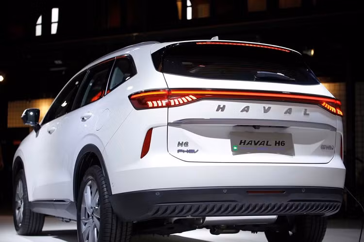 Trái ngược với đầu xe, thiết kế đằng sau của Haval H6 PHEV 2022 không khác gì H6 thông thường. Xe cũng được trang bị đèn hậu LED vắt ngang đuôi xe, tem chữ nổi "Haval" cỡ lớn trên cửa cốp và đèn phản quang nằm dọc ở hai góc cản sau.