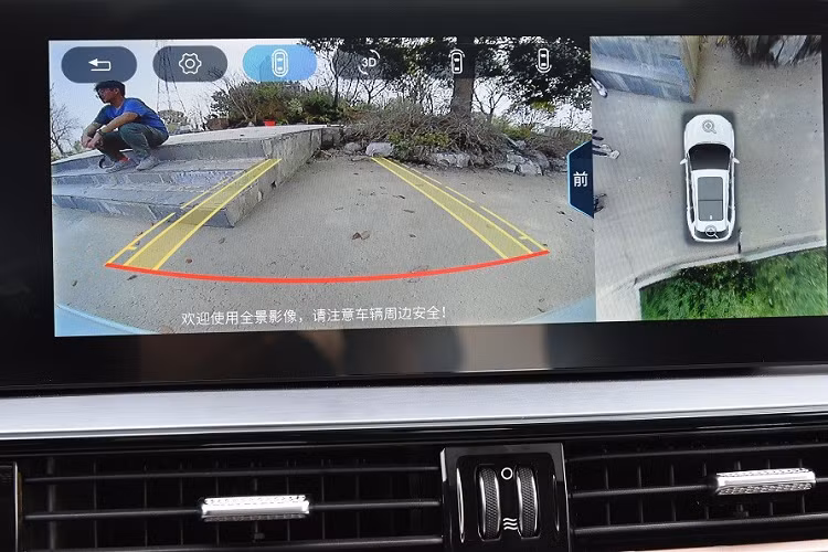 Bên trong Chery Omoda 5 là không gian nội thất hiện đại và tạo cảm giác công nghệ cao. Mẫu xe này được trang bị vô lăng 3 chấu bọc da với thiết kế vát đáy thể thao, 2 màn hình có kích thước 12,3 inch nối liền nhau, hệ thống âm thanh Sony, hệ thống đèn viền LED 64 màu và tính năng ra lệnh bằng giọng nói. Ngay cả bản tiêu chuẩn của xe cũng được trang bị 2 màn hình 10,25 inch. Thêm vào đó là ghế thể thao với thiết kế ôm lấy thân người ngồi và cụm điều khiển trung tâm đặt cao.