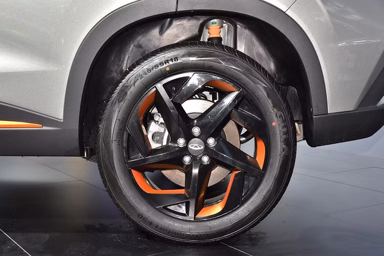 Được áp dụng triết lý thiết kế "Art in Motion" mới, mẫu xe SUV Chery Omoda 5 sở hữu lưới tản nhiệt tràn viền cỡ lớn và hệ thống đèn hai tầng trên đầu xe. Dải đèn LED định vị ban ngày có thiết kế thanh mảnh và nằm phía trên, sát với nắp ca-pô. Trong khi đó, cụm đèn pha LED nằm dọc được đặt bên dưới, ở hai góc đầu xe.