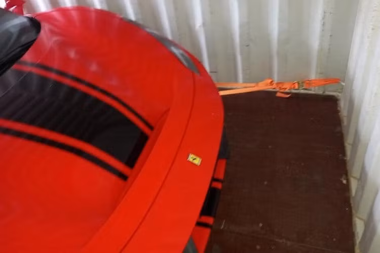 Như vậy chỉ trong 1 tuần vừa qua, cảng Tiên Sa, Đà Nẵng đã liên tục có nhiều mẫu xe hot được nhập về, ngoài chiếc Ferrari 488 Pista Spider này còn có sự xuất hiện của Lamborghini Urus Pearl Capsule và nhiều xe siêu sang khác. 488 Pista Spider có thể xem là 1 chiếc xe Ferrari đáng sở hữu nhất trên thế giới hiện nay vì mẫu xe này kết thúc vòng đời của bản 488 cũng như là 1 chiếc siêu xe mui trần được trang bị rất nhiều công nghệ xe đua và ngoại hình được thiết kế khá dữ dằn so với các xe Ferrari 488 còn lại.