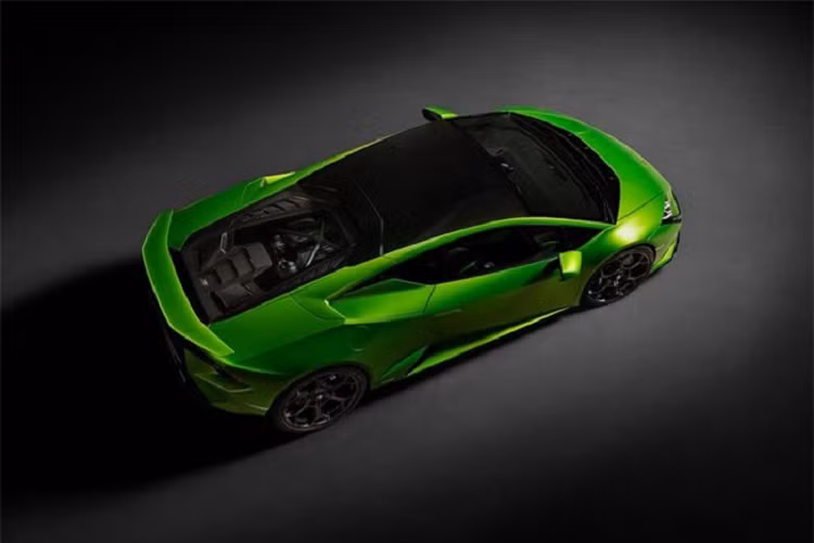 Siêu bò này mượn khối động cơ xăng V10, dung tích 5.2 lít, hút khí tự nhiên trên Huracan STO khi sản sinh công suất tối đa 631 mã lực và mô-men xoắn cực đại 565 Nm. Lamborghini Huracan Tecnica có thời gian tăng tốc từ vị trí xuất phát lên 100 km/h trong thời gian 3,2 giây trước khi đạt tốc độ tối đa 325 km/h.
