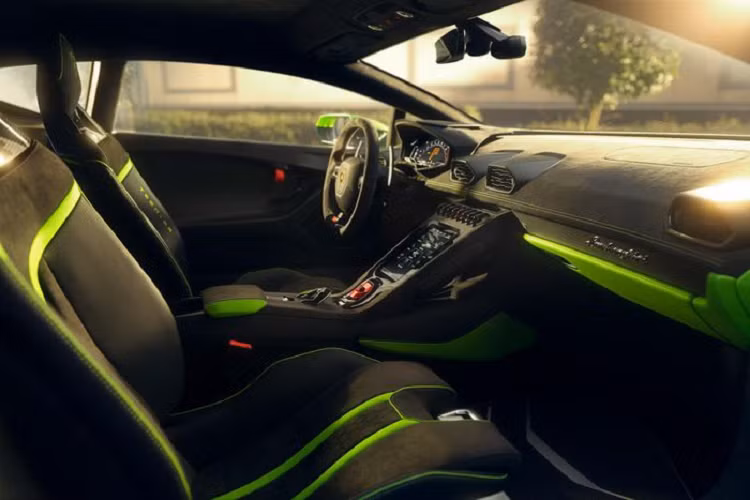 Lamborghini Huracan Tecnica có thời gian tăng tốc từ vị trí xuất phát lên 100 km/h trong thời gian 3,2 giây trước khi đạt tốc độ tối đa 325 km/h. Xe có trang bị hệ thống đánh lái cầu sau, hệ thống điều hướng mô-men xoắn, hệ thống kiểm soát tích hợp Lamborghini Dinamica Veicolo Integrata.
