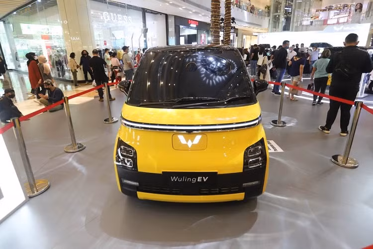 Được lắp ráp tại Indonesia, Wuling Air ev 2022 có 2 phiên bản là Standard Range và Long Range. Giá xe Wuling Air ev 2022 tại Indonesia vào thời điểm này là 250 triệu Rupiah (khoảng 387,5 triệu đồng) cho bản Standard Range và 300 triệu Rupiah (465 triệu đồng) cho bản Long Range.