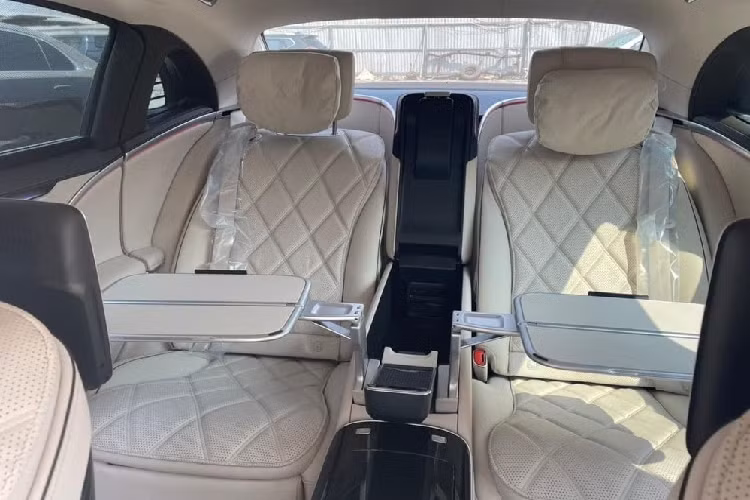 Hiện chưa rõ xe đã có chủ nhân hay chưa cũng như mức giá bán ra sao. Chỉ biết rằng, giá xe Mercedes-Maybach S680 tại dải đất hình chữ S có thể trên 18 tỷ đồng, chưa bao gồm thêm các tùy chọn khách yêu thích và cả chi phí lăn bánh.