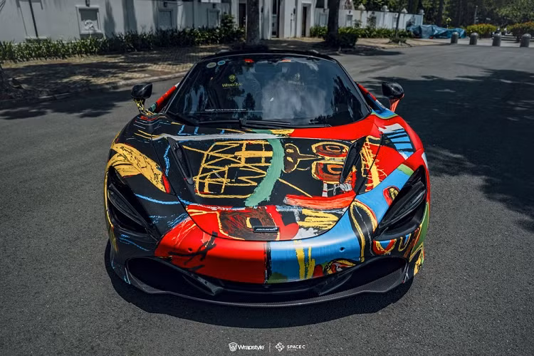 Giới mê xe từng choáng váng với hình ảnh 2 chiếc siêu xe Lamborghini Aventador mang hay Ferrari SF90 Stradale mang màu áo cầu vồng thì đến nay, sự xuất hiện của một chiếc siêu xe mui trần McLaren 720S Spider với bộ áo mới lấy ý tưởng từ bức tranh được bán đấu giá lên tới hàng trăm triệu đô la thực sự gây choáng ngợp người xem.