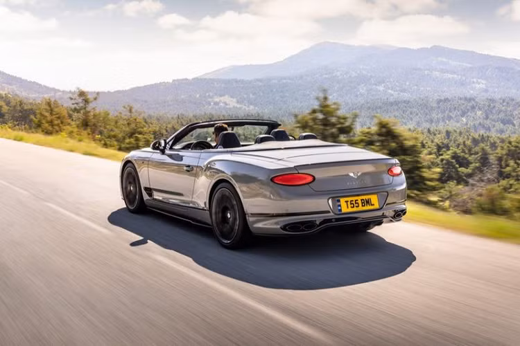 Giá xe Bentley Continental GT và GTC 2022 phiên bản S chưa được Bentley công bố. Tại Việt Nam, Bentley Continental GT và GTC có mức giá bán niêm yết dao động từ 8,5 đến 11,7 tỷ đồng.