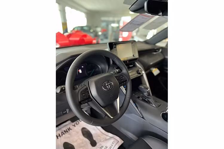 Ở phía sau, Toyota Venza 2022 được tạo hình khá “bầu bĩnh”, to dần từ trên xuống. Điểm nhấn đáng chú ý tại vị trí này là cụm đèn hậu LED nối liền, kéo dài, ôm lấy logo Toyota màu xanh.
