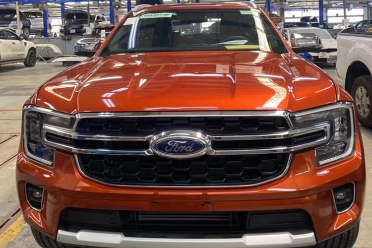  Ford Everest 2023 mới sẽ có màn ra mắt chính thức tại Việt Nam vào ngày 6/7 tới đây. Mẫu SUV này bắt đầu được các tư vấn bán hàng nhận đặt cọc từ cuối tháng 3 và thông báo dự kiến giao xe vào tháng cuối tháng 7 hoặc đầu tháng 8.