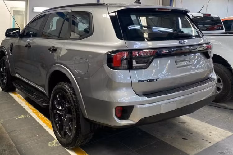 Trang bị an toàn trên Ford Everest mới đáng chú ý với Active Park Assist 2.0, cho phép tự động đỗ xe song song và lùi.