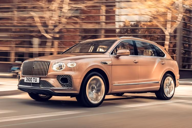 Về ngoại thất, Bentayga phiên bản trục cơ sở dài sở hữu một số chi tiết độc quyền, bao gồm lưới tản nhiệt đặc biệt và bộ la-zăng hợp kim 10 chấu kích thước 22 inch. Bentley cho biết đối với mẫu EWB, hãng đã phải chế tạo hơn 2.500 bộ phận mới.