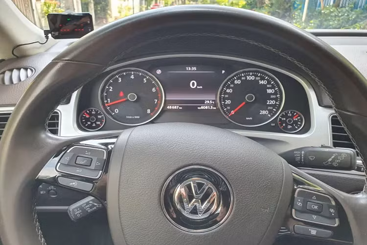 Có thể nói, Volkwagen Touareg là một chiếc SUV tiệm cận xe sang. Dòng xe SUV này mang kiểu dáng thiết kế thanh lịch, sẽ rất phù hợp với đối tượng khách hàng ở độ tuổi trung niên.