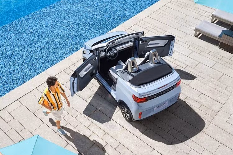 Bên trong Wuling Hongguang Mini EV Cabrio 2023 là không gian nội thất 2 chỗ ngồi. So với phiên bản mui cứng vốn có 4 chỗ, mẫu xe này ít chỗ ngồi hơn để lấy không gian cất mui mềm khi mở ra. Ngoài ra, phía sau 2 ghế còn có thanh bảo vệ hành khách trong trường hợp xe bị lật. Đây vốn là trang bị không thể thiếu của xe mui trần.