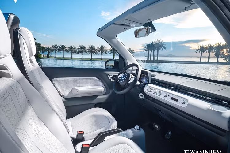 Nguồn cung cấp sức mạnh của Wuling Hongguang Mini EV Cabrio 2023 là mô-tơ điện mạnh 30 kW (khoảng 41 mã lực) và mô-men xoắn cực đại 110 Nm. Nhờ đó, xe có thể đạt vận tốc tối đa 100 km/h. Mô-tơ điện này kết hợp với cụm pin 26,5 kWh, cho phép xe chạy được 280 km sau khi sạc đầy pin. So với phiên bản 4 chỗ dùng cùng loại pin, Wuling Hongguang Mini EV Cabrio 2023 có phạm vi di chuyển dài hơn 20 km.