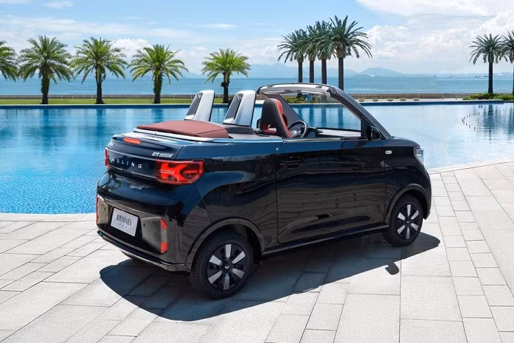 Trừ những thay đổi trên, thiết kế nội thất của Wuling Hongguang Mini EV Cabrio 2023 nhìn chung không có gì khác so với phiên bản 4 chỗ. Nội thất của mẫu xe này chỉ có 2 tùy chọn màu sắc là trắng và đỏ.