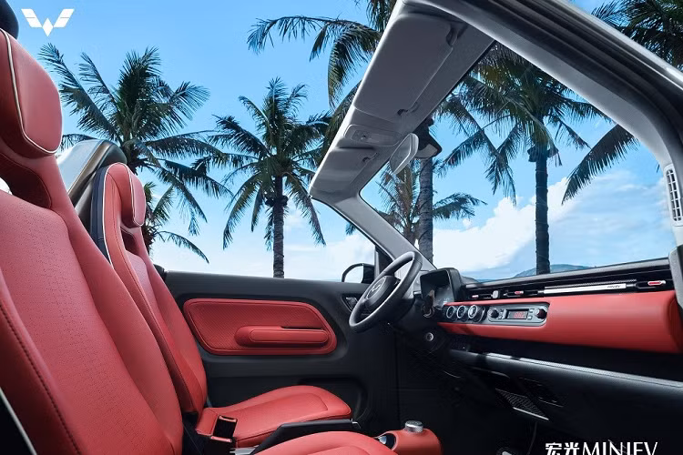 Hiện giá xe Wuling Hongguang Mini EV Cabrio 2023 vẫn chưa được công bố. Tuy nhiên, mẫu xe mui trần này dự kiến sẽ đắt hơn so với phiên bản 4 chỗ. Đặc biệt, khách hàng Trung Quốc muốn mua xe sẽ phải tham gia một chương trình xổ số. Ai thắng xổ số thì mới có thể mua được mẫu xe mui trần này. Dự kiến, Wuling Hongguang Mini EV Cabrio 2023 sẽ chính thức được bán ra thị trường Trung Quốc trong tháng này.
