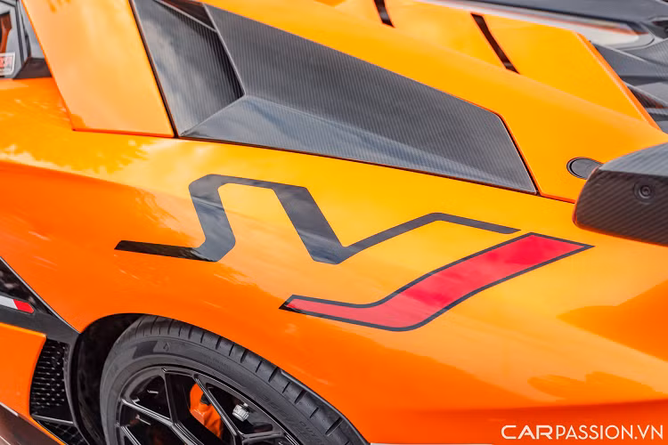 Thân xe mang nhiều nét tương đồng với các thế hệ Aventador trước đó, tuy nhiên Lamborghini đã bổ sung thêm cánh gió hông ở hai bên đuôi xe và khe hút gió cũng được mở rộng hơn đáng kể. Logo 'Aventador SVJ' bằng kim loại đặt phía trước vòm bánh sau.