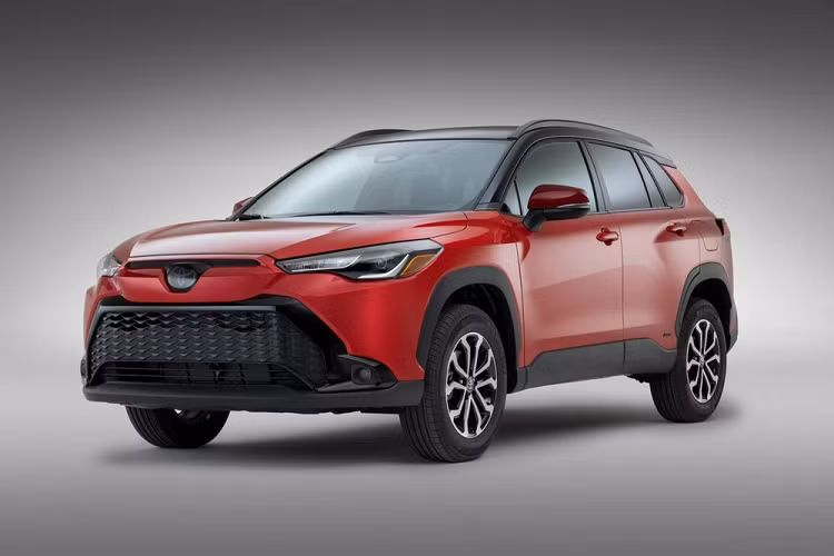 Hiện giá xe Toyota Corolla Cross 2023 bản hybrid ở thị trường Mỹ vẫn chưa được công bố. Chỉ biết rằng, xe sẽ được lắp ráp tại nhà máy Toyota - Mazda ở Huntsville, bang Alabama, Mỹ.