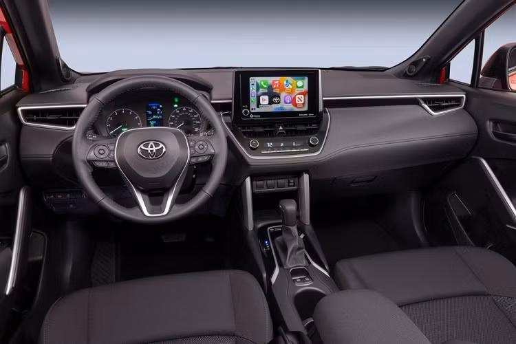 Theo hãng Toyota, mẫu SUV hạng B này sẽ được chia thành 5 bản trang bị, bao gồm S, SE, XSE, LE và XLE. Trong đó, 3 bản S, SE và XSE sẽ có phong cách thiết kế thể thao hơn và hệ thống treo khác biệt. Trên thực tế, 3 bản S, SE và XSE của Toyota Corolla Cross Hybrid 2023 ở Mỹ có thiết kế giống với Corolla Cross đang bán tại Nhật Bản cũng như Frontlander tại Trung Quốc.