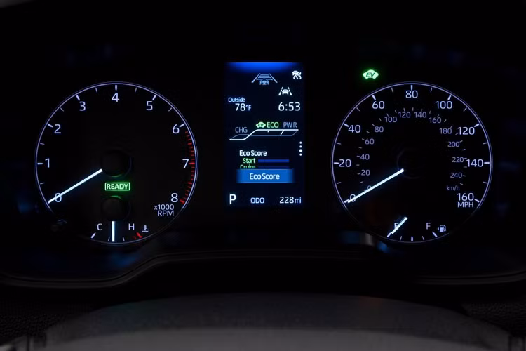 Ở bản S, Toyota Corolla Cross Hybrid 2023 sẽ được trang bị hệ thống đèn LED từ trước ra sau, vành hợp kim 17 inch, hệ thống thông tin giải trí Toyota Audio Multimedia với màn hình cảm ứng 8 inch, hỗ trợ Apple CarPlay/Android Auto không dây, hệ thống định vị dựa trên đám mây, tính năng trợ lý ảo thông minh và cập nhật phần mềm qua WiFi.