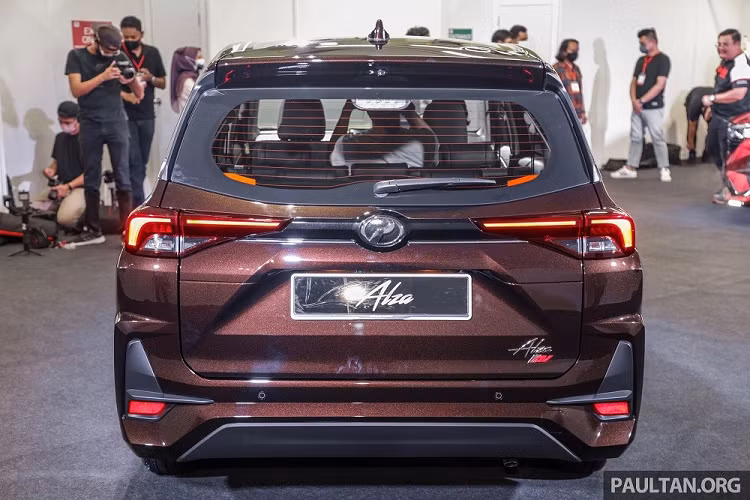 Sau khi bộ ba Toyota Avanza, Toyota Veloz và Daihatsu Xenia ra mắt thị trường Đông Nam Á từ cuối năm ngoái, đến nay, Perodua Alza 2022 mới trình làng ở Malaysia. Tại thị trường này, xe có 3 phiên bản, bao gồm X, H và AV với giá dao động từ 68.000 - 75.500 RM (khoảng 328 - 397 triệu đồng).
