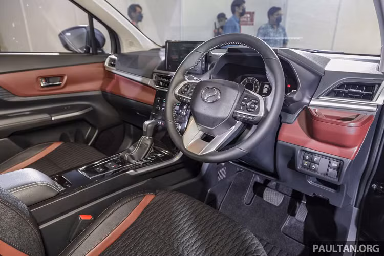 Chưa hết, Perodua Alza 2022 còn có chiều cao gầm chỉ 160 mm hoặc 150 mm ở bản tiêu chuẩn, thấp hơn đến 45 - 55 mm so với Toyota Veloz mới, mặc dù cũng được phát triển dựa trên cơ sở gầm bệ Daihatsu New Global Architecture (DNGA). Những thông số kích thước còn lại của Perodua Alza thế hệ mới bao gồm chiều dài 4.425 mm, chiều rộng 1.730 mm, chiều cao 1.670 mm và chiều dài cơ sở 2.750 mm.