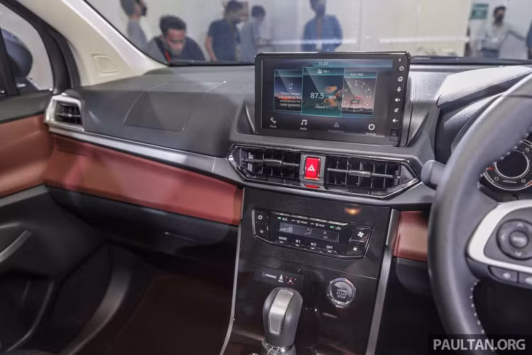 Bù lại, bản tiêu chuẩn của Perodua Alza 2022 được trang bị 6 túi khí cũng như hệ thống an toàn chủ động Advanced Safety Assist (ASA), bao gồm cảnh báo va chạm sớm, phanh tránh va chạm, cảnh báo khi phương tiện phía trước khởi hành, ngăn đạp nhầm chân ga, cảnh báo chệch làn đường, ngăn chệch làn đường.