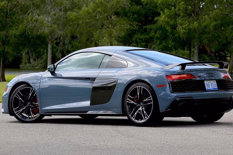 Đây không phải là mẫu xe thể thao thuần điện đầu tiên của Audi vì vào năm 2015 nhà sản xuất ôtô Đức đã cho ra mắt mẫu siêu xe Audi xe R8 e-tron. Nhưng đáng tiếc là thời điểm đó có lẽ là quá sớm cho một mẫu xe như vậy nên R8 e-tron đã thu về doanh số bán hàng “thảm hại”