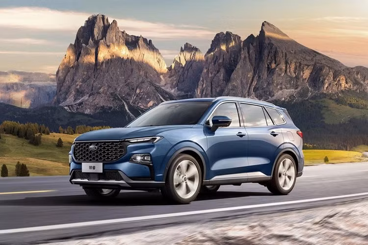 Tương tự những mẫu xe cùng thương hiệu như Equator, Mondeo và Evos 2022, Equator Sport cũng được áp dụng triết lý thiết kế mới của hãng Ford. Điều này được thể hiện rõ qua thiết kế đầu xe với lưới tản nhiệt hình bát giác cỡ lớn và hệ thống đèn chia thành 2 tầng.