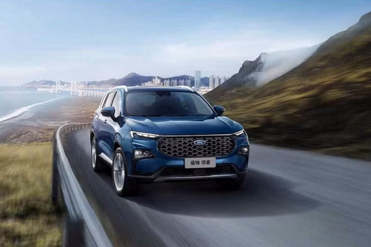 Để đảm bảo an toàn cho người dùng, xe được trang bị gói công nghệ Ford Co-Pilot360, bao gồm những tính năng như hệ thống kiểm soát hành trình thích ứng ACC, phanh khẩn cấp tự động AEB, hỗ trợ giữ làn đường LKA, hỗ trợ lái xe khi tắc đường, cảnh báo va chạm phía trước, cảnh báo chệch làn đường, cảnh báo điểm mù và cảnh báo phương tiện cắt ngang khi lùi.