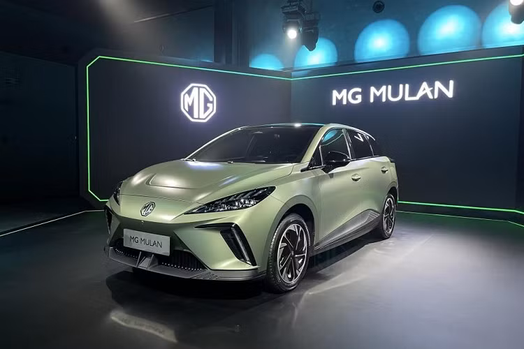 MG vừa tổ chức sự kiện giới thiệu mẫu ôtô điện hoàn toàn mới mang tên Mulan với thị trường Trung Quốc. Đến nay, những hình ảnh chụp chi tiết mẫu xe này đã được tung ra. Như thông tin đã đưa, MG Mulan 2022 chạy điện mang kiểu dáng hatchback và sẽ được bán tại nhiều thị trường trên thế giới, bao gồm cả châu Âu. Theo MG, Mulan trên thực tế sẽ là mẫu xe toàn cầu đúng nghĩa đầu tiên của hãng.