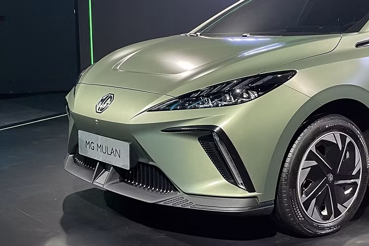 Bên ngoài, MG Mulan 2022 có ngoại hình khá thể thao nhằm thu hút giới trẻ. Trên đầu xe, mẫu ô tô điện này được trang bị đèn pha hình tam giác sắc sảo, 2 khe gió cỡ lớn tích hợp đèn sương mù trước nằm dọc và hốc gió trung tâm hình lục giác khá rộng. Tuy nhiên, thiết kế đầu xe của tân binh nhà MG lại bị đánh giá là trông khá giống Lamborghini Urus.