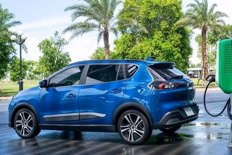 Trong khi đó, gói thuê pin linh hoạt với chi phí 657.500 đồng/tháng và 1.315 đồng/km bị loại bỏ. Với những đơn đặt cọc từ ngày 14/11, giá xe VinFast VF e34 tăng từ 690 triệu đồng lên 710 triệu đồng.