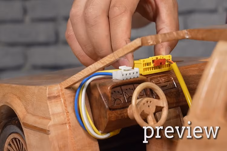 Thật thú vị khi chiếc DMC-12 bằng gỗ này đã xuất hiện tại thời điểm gần lúc một phiên bản tái sinh của mẫu xe thể thao nổi tiếng sẽ được ra mắt lần đầu.