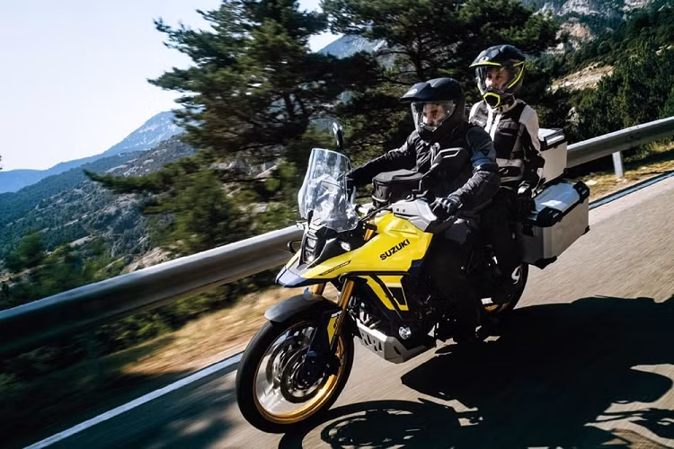 Ngoài ra, Suzuki V-Strom 800DE 2023 còn được trang bị bộ khung bằng thép có thể tháo ra để phù hợp với việc chạy off-road. Tiếp đến là hệ thống treo bao gồm phuộc hành trình ngược Showa USD tùy chỉnh hoàn toàn, đi với vành 21 inch phía trước.