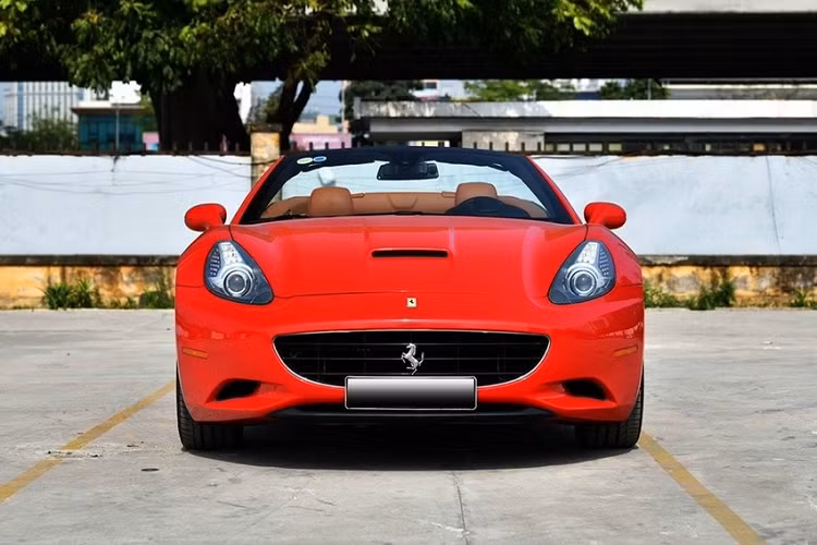 Trong số hàng chục chiếc siêu xe Ferrari mui trần tại Việt Nam, phiên bản California vẫn gây ấn tượng mạnh với thiết kế đẹp mắt và đây là dòng xe chuyên mui trần hiếm hoi của hãng ngựa chồm được các đại gia Việt ưa chuộng. Tại thị trường Việt Nam chỉ có đúng 4 chiếc siêu xe Ferrari California mui trần được mang về nước nên các thông tin rao bán mẫu xe này luôn nhận được sự quan tâm của giới chơi xe.