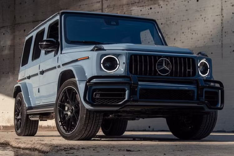 Mặc dù được ngụy trang khá kín nhưng nguyên mẫu thử nghiệm của G-Class phiên bản facelift vẫn để lộ ra một số chi tiết khác biệt so với mẫu xe tiền nhiệm. Cụ thể, phần đầu xe Mercedes-Benz G-Class 2023 mới có các khe hút gió mới, cản trước cũng được thiết kế lại.