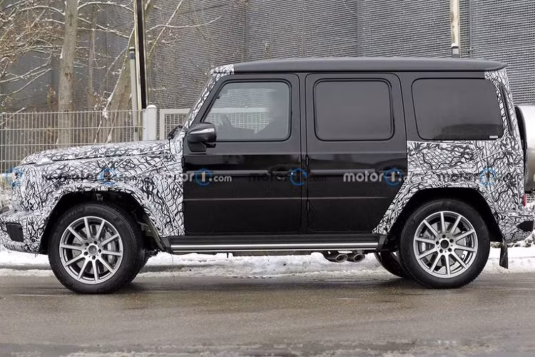 Mẫu SUV có thể được trang bị màn hình Hyperscreen trải dài hết khu vực mặt taplo. Ngoài ra, gần như chắc chắn G-Class facelift sẽ được bổ sung hệ thống thông tin giải trí MBUX phiên bản mới nhất, khi G-Class hiện là sản phẩm duy nhất của Mercedes-Benz chưa được trang bị hệ thống này.