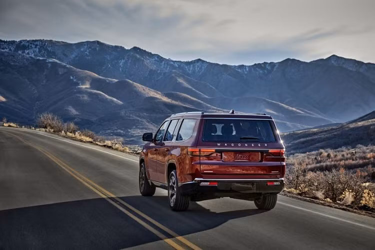 Khi về Việt Nam, mẫu xe SUV Jeep Wagoneer về cơ bản là không có đối thủ trực tiếp. Nguyên nhân là do xe sở hữu chiều dài 5.453 mm, chiều rộng 2.123 mm, chiều cao 1.920 mm và chiều dài cơ sở lên đến 3.124 mm. Như vậy, Jeep Wagoneer có kích thước nhỉnh hơn hẳn những mẫu SUV cỡ lớn khác ở Việt Nam như Ford Explorer, Volkswagen Teramont hay Toyota Land Cruiser. Ngoài ra, Jeep Wagoneer còn được định vị cao hơn người anh em Jeep Grand Cherokee L.