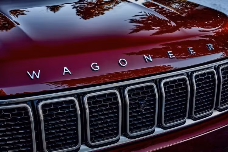 Bên ngoài, Jeep Wagoneer sở hữu thiết kế vuông vắn, bắt mắt và tạo cảm giác khỏe khoắn. Ngoài ra, các cột của mẫu SUV cỡ lớn này còn được sơn cùng màu với thân xe thay vì sơn màu đen như thông thường.