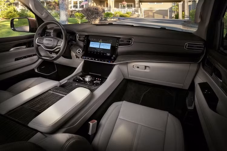 Bước vào bên trong mẫu SUV cỡ lớn này, người lái được chào đón bằng không gian nội thất sang trọng với mặt táp-lô hình đôi cánh, cụm điều khiển trung tâm rộng, núm xoay chọn số bằng nhôm và vô lăng 2 chấu. Xe có nội thất 8 chỗ và ghế trước chỉnh điện 12 hướng tiêu chuẩn. Trong khi đó, tính năng sưởi ghế/thông hơi, sưởi vô lăng, bàn đạp có thể chỉnh được và 2 ghế thương gia nằm độc lập ở giữa là trang bị tùy chọn.