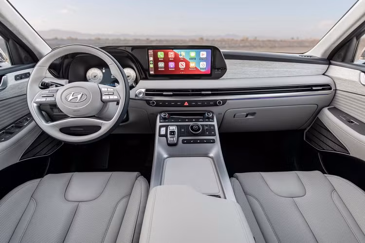 Bước vào bên trong Hyundai Palisade 2023, người lái sẽ bắt gặp không gian nội thất cải tiến với vô lăng 4 chấu mới thay vì 3 chấu như cũ. Thêm vào đó là bảng đồng hồ mới, gương chiếu hậu kỹ thuật số, hiển thị hình ảnh do camera phía sau thu được, màn hình thông tin giải trí dạng cảm ứng tăng kích thước lên 12 inch và cửa gió điều hòa thanh mảnh hơn.