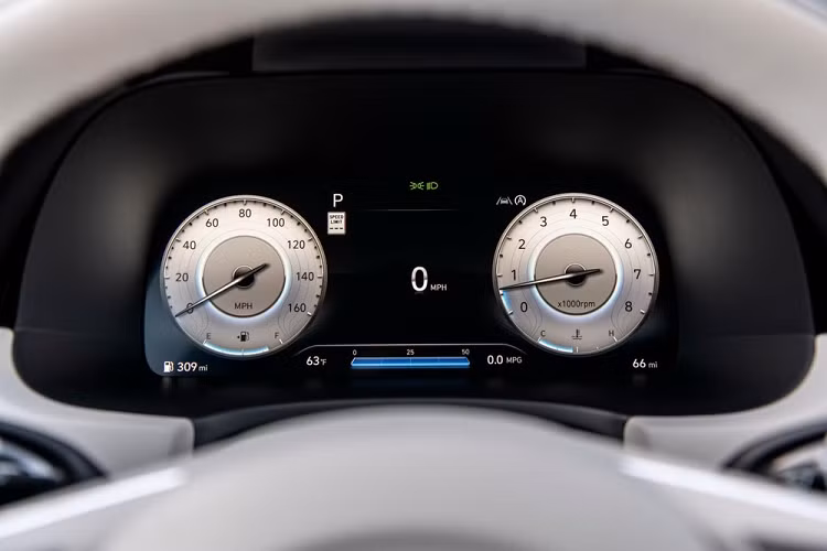 Một điểm nhấn nữa bên trong Hyundai Palisade 2023 là ghế Ergo dành cho người lái. Trước đây, loại ghế này chỉ dành cho dòng xe hạng sang của thương hiệu con Genesis. Ghế này sử dụng những túi khí có thể bơm phồng để tăng sự thoải mái và giảm mệt mỏi cho người lái khi đi đường dài. 
