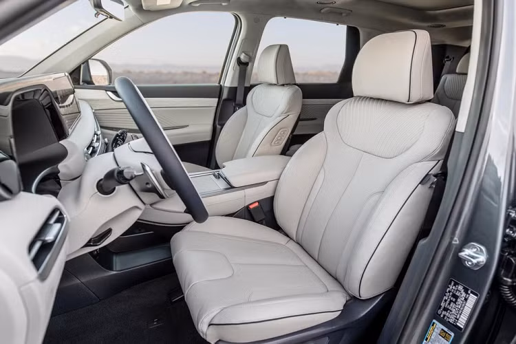 Chưa hết, mẫu SUV cỡ lớn này còn có tính năng làm mát, bệ tì tay trung tâm và tựa đầu ghế nâng cấp dành cho hàng ghế giữa. Riêng hàng ghế thứ 3 đã được bổ sung hệ thống sưởi.