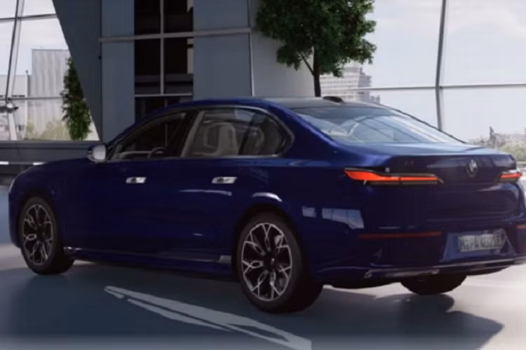 BMW đem đến cho i7 rất nhiều tùy chọn và khách hàng có thể tự tạo ra một chiếc i7 theo ý thích với các gói trang trí ấn tượng như Design Pure Excellence, M Sportpaket và M Sportpaket Pro.