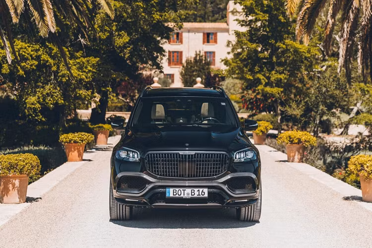 Dự án này có tên Mercedes-Maybach GLS Rocket 900 với hàm ý công suất xe được nâng lên gần 900 mã lực. Cụ thể, động cơ V8 dung tích 4.0 lít được đội ngũ kĩ sư tăng thể tích xy-lanh lên 4.5 lít, nâng cấp toàn bộ hệ thống lọc gió, đường ống khí xả, bộ tăng áp và cập nhật phần mềm ECU.