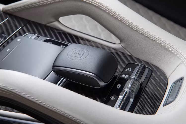 Không gian bên trong Mercedes-Maybach GLS 600 vẫn có hai màu nhưng Brabus pha trộn hai màu đen và beige cùng họa tiết vỏ sò lạ mắt ở lưng ghế. Nguyên bản chỉ là ghế da đục lỗ thông hơi.