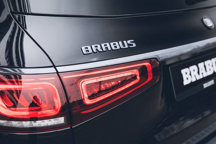 Về diện mạo bên ngoài, Brabus thay thế các chi tiết bằng loại làm bằng sợi carbon. Hệ thống treo ở Maybach GLS 600 giúp xe giảm 25 mm chiều cao, tăng tính khí động học.