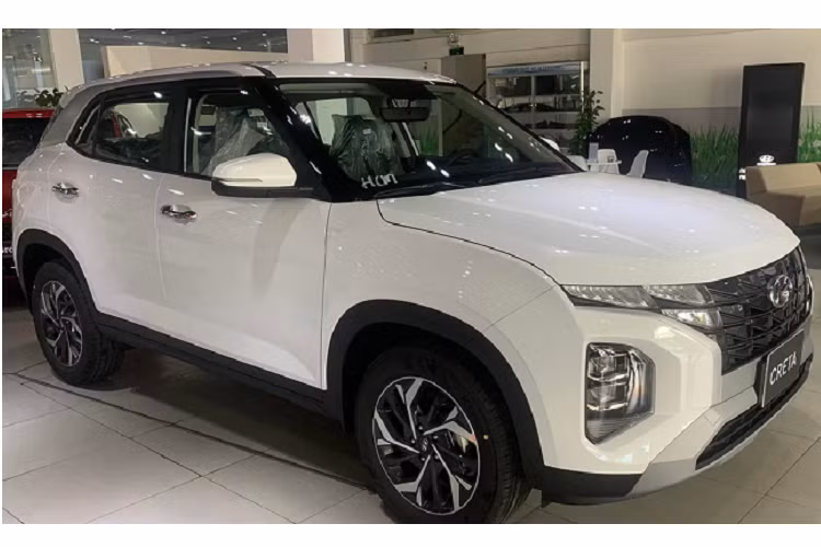 Tất nhiên không phải đại lý nào cũng áp dụng chung mức giảm như trên. Cùng ở khu vực Hà Nội nhưng có nơi chỉ giảm 15 triệu đồng cho bản Cao cấp và tặng kèm gói phụ kiện, có nơi lại giảm trực tiếp 22 triệu đồng nên người dùng vẫn cần tham khảo qua các bên để nhận được báo giá tốt nhất.