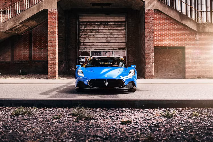 Tại Mỹ, giá xe Maserati MC20 có mức bán ra từ 210.000 USD. Tại Việt Nam, nhà phân phối chính hãng chào bán từ 16,5 tỷ đồng, còn một số đơn vị tư nhân nhập về với mức giá hơn 19 tỷ đồng.